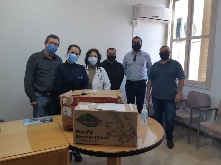 Rotary Club de São Gabriel realiza doação de máscaras, proprés, aventais e luvas para a Santa Casa