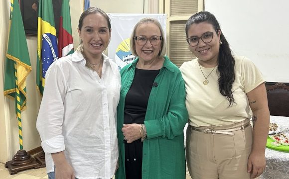 Ex-secretária estadual de Saúde, Arita Bergmann, visita Santa Casa de São Gabriel e recebe homenagem Ex-secretária estadual de Saúde, Arita Bergmann, visita Santa Casa de São Gabriel e recebe homenagem